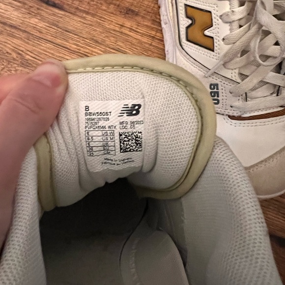 New Balance 550 in Cream and Gold - Picture 7 of 9